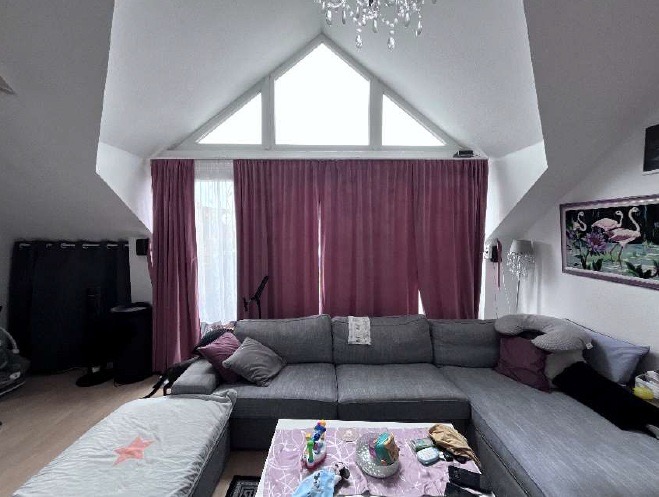 Wohnzimmer mit hohen Decken